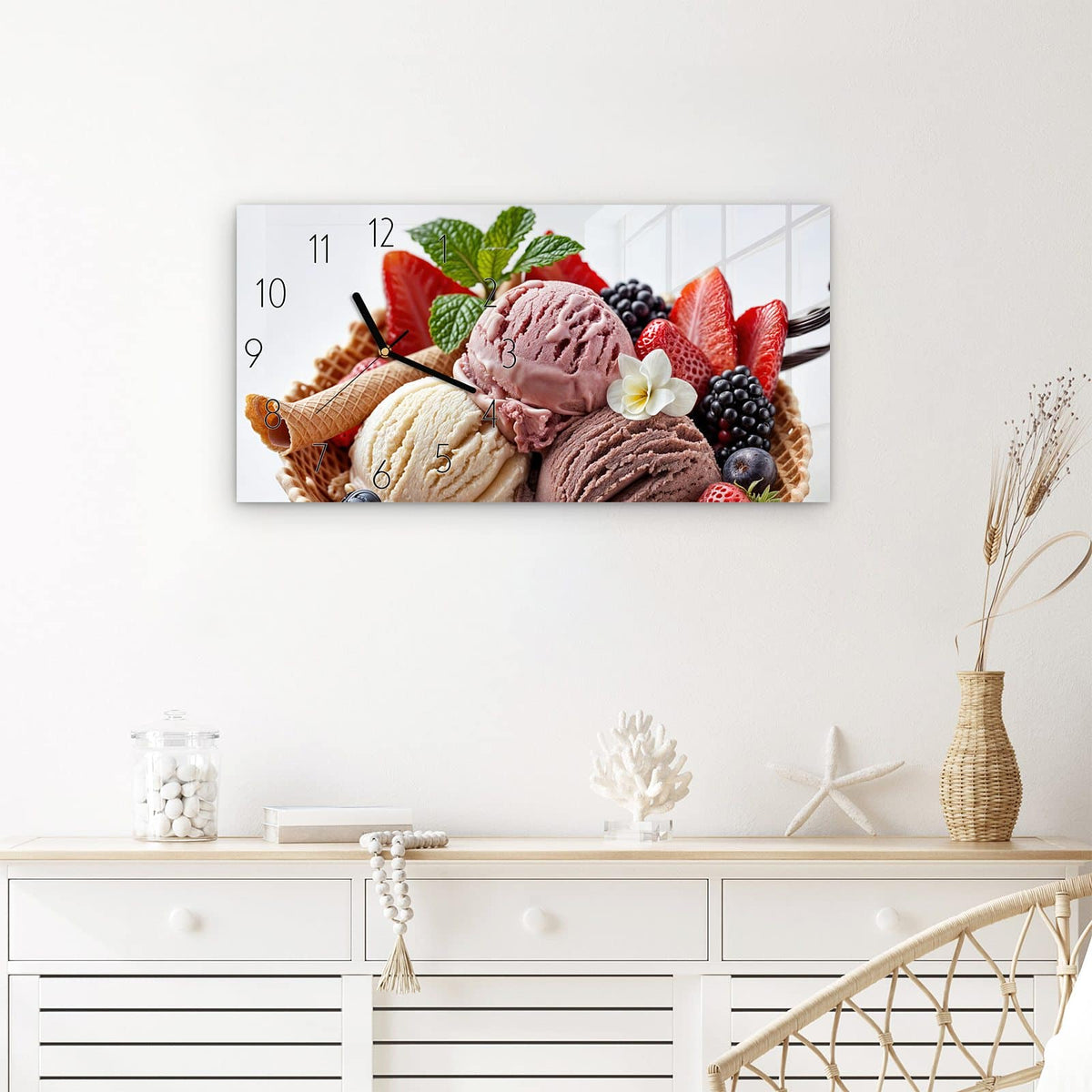 Wanduhr Eiswaffelmit Obst aus Glas – Querformat 60 × 30 cm – Drei Eiskugeln im Waffelbecher