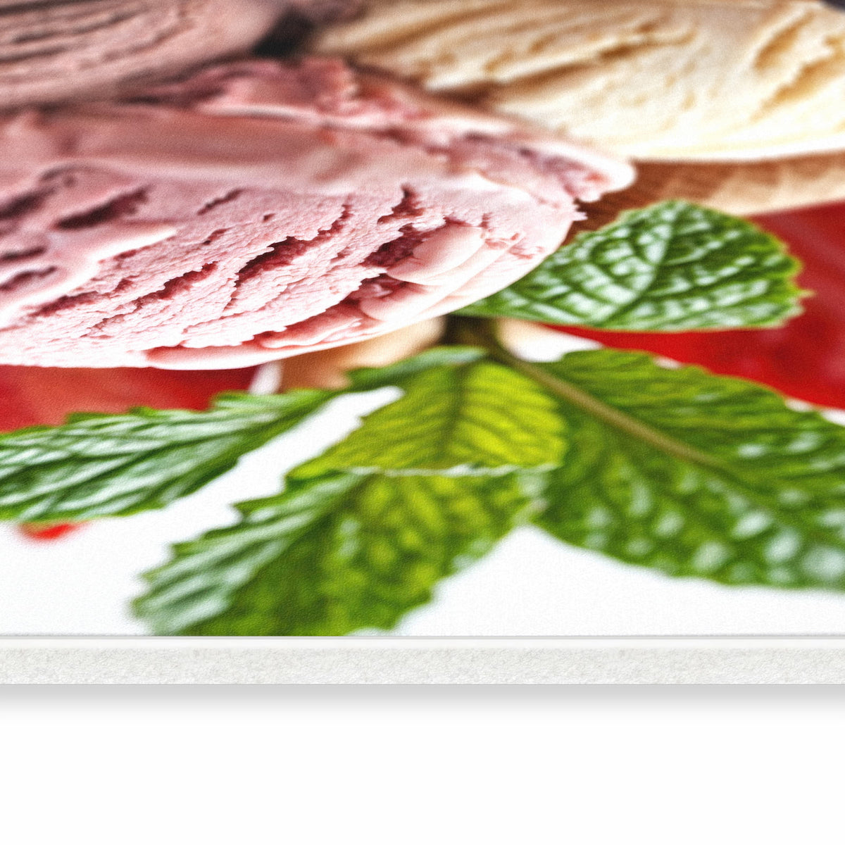 Ordnungsliebender Küchenläufer mit Motiv Eiswaffelmit Obst in seitlicher Ansicht