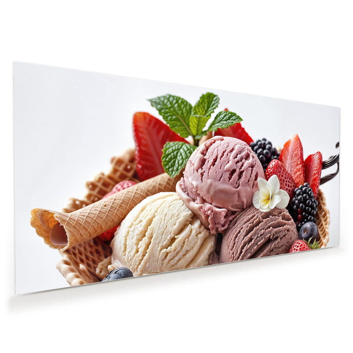 Drei Eiskugeln (Erdbeere, Vanille, Schokolade) umgeben von Erdbeeren, Brombeeren, Minze und einer weißen Blüte.