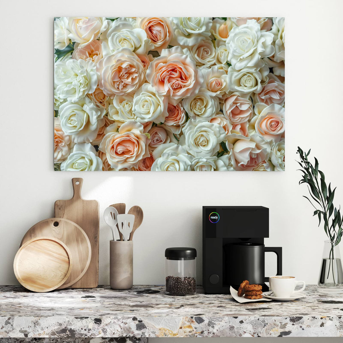 Flächenfüllende Rosenwand in Creme, Weiß und Apricot, Draufsicht ohne Strauß