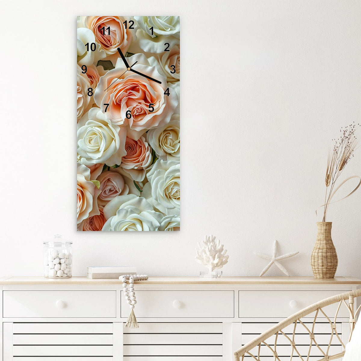 Wanduhr aus Glas im Hochformat Cremeweiße Rosen mit Ziffernblatt Modern über einem weißen Sideboard