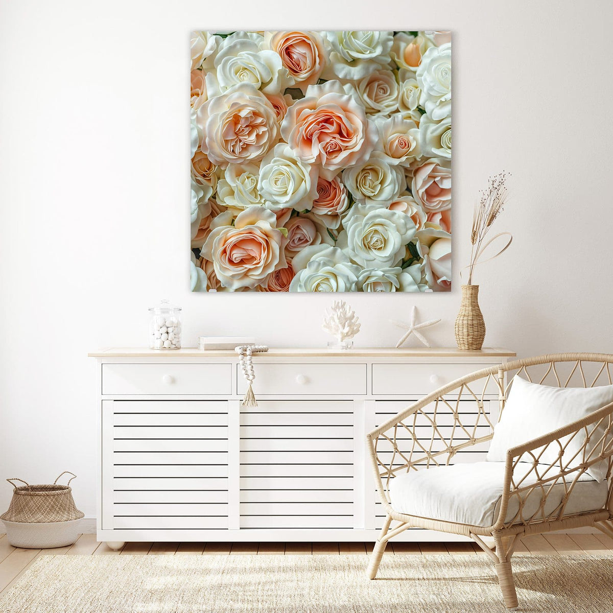 Glasbild Cremeweiße Rosen an der Wand – Flächenfüllende Rosenwand in Creme, Weiß und Apricot, Draufsicht ohne Strauß
