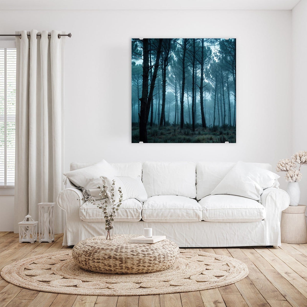 Glasbild Nebeliger Wald an der Wand – Hohe schlanke Kiefernstämme im blauen Morgennebel