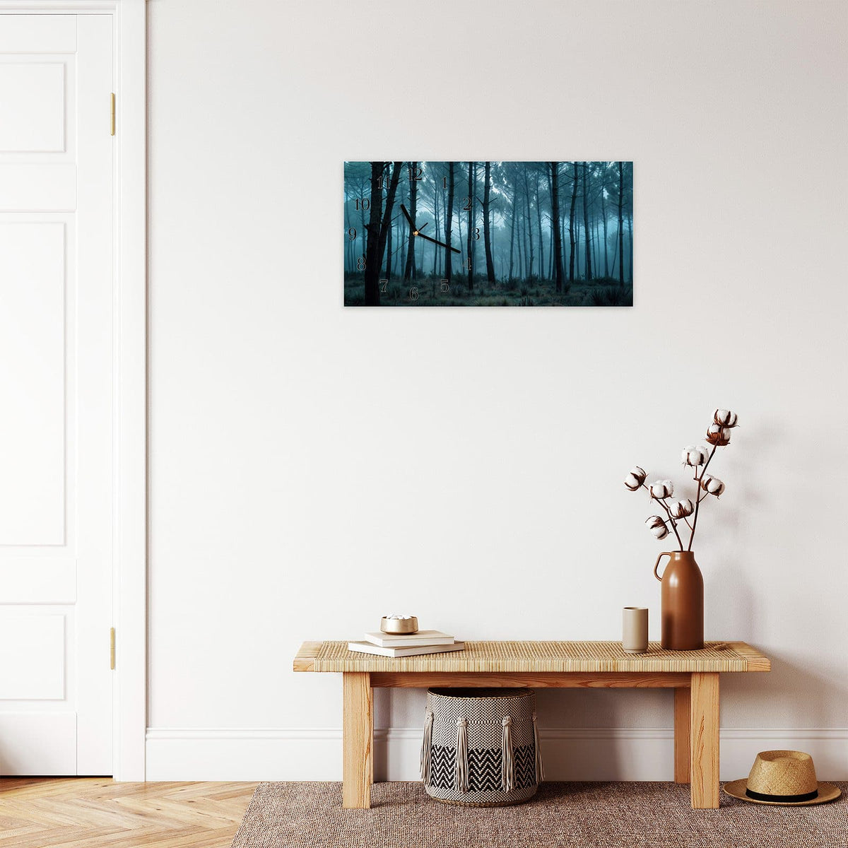 Moderne Wanduhr aus Glas mit Farbtiefe – Wanduhr Nebeliger Wald aus Glas – Querformat 60 × 30 cm