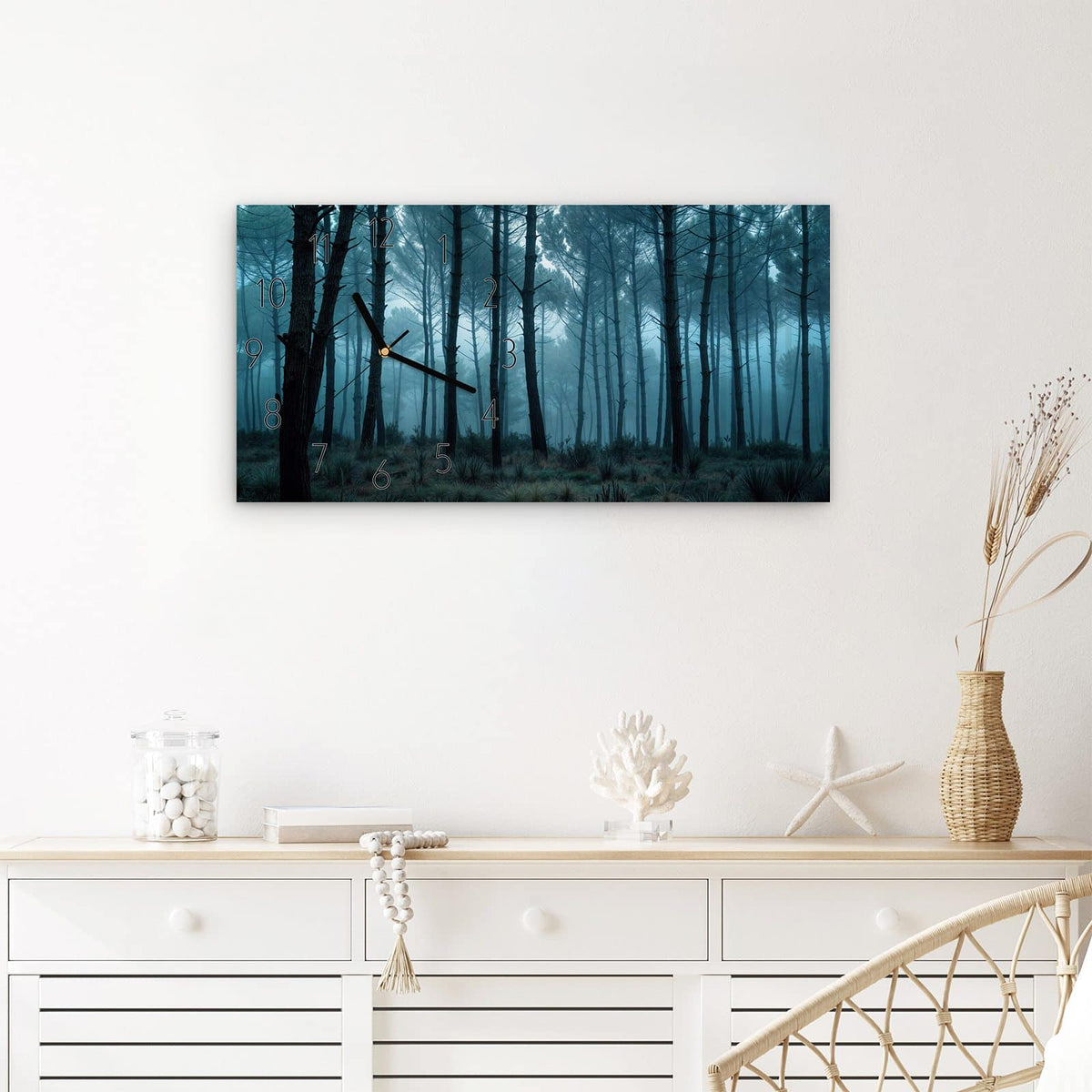 Wanduhr Nebeliger Wald aus Glas – Querformat 60 × 30 cm – Hohe Bäume im blauen Nebel