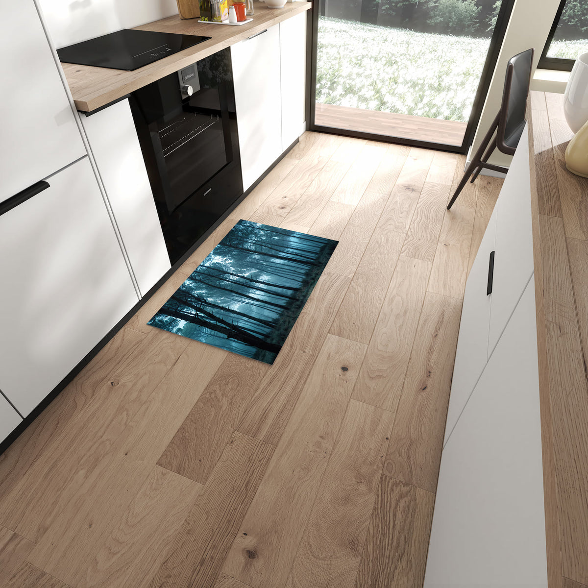 Bodenschonender Küchenteppich mit Motiv Nebeliger Wald in moderner Küche