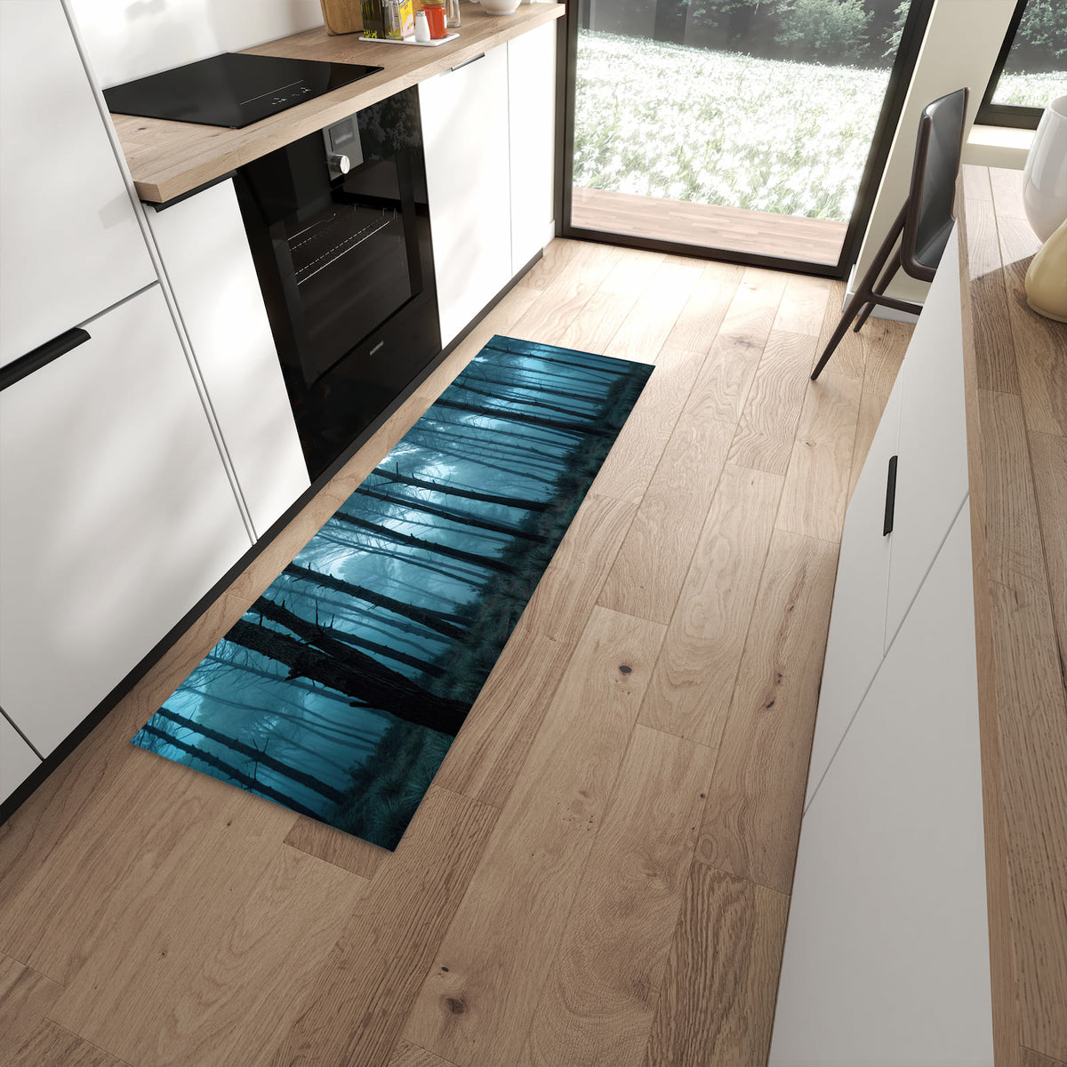 Waschbarer Küchenteppich mit Motiv Nebeliger Wald in moderner Küche
