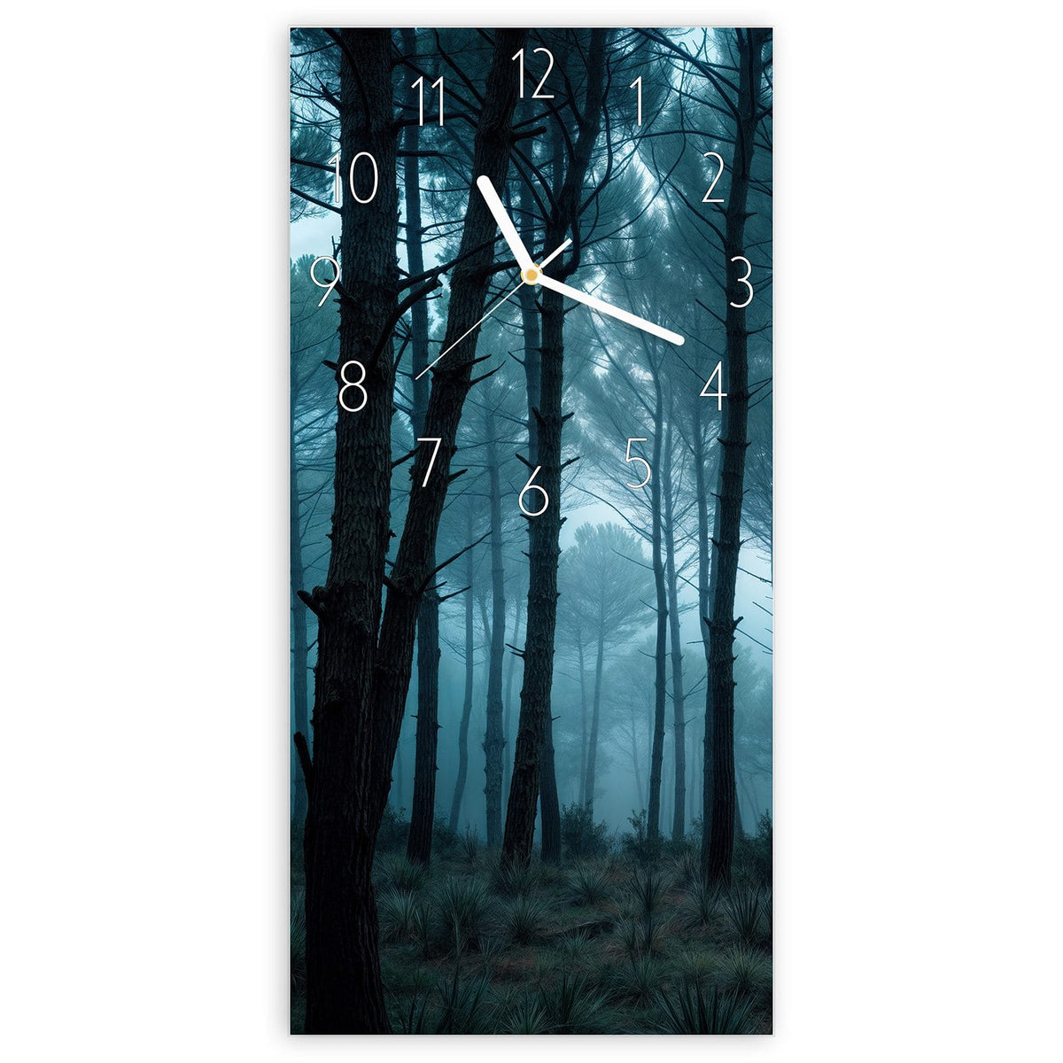 Wanduhr aus Glas, Ziffernblatt Elegant mit Motiv Nebeliger Wald: Hohe schlanke Kiefernstämme im blauen Morgennebel #ziffernblatt_Elegant