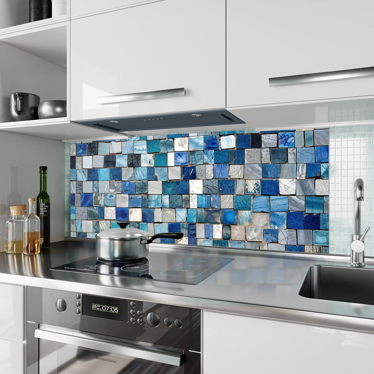Küchenrückwand aus Glas Blaue Marmorfliesen im Hochformat als Spritzschutz hinter dem Kochfeld, über dem Fliesenspiegel montiert