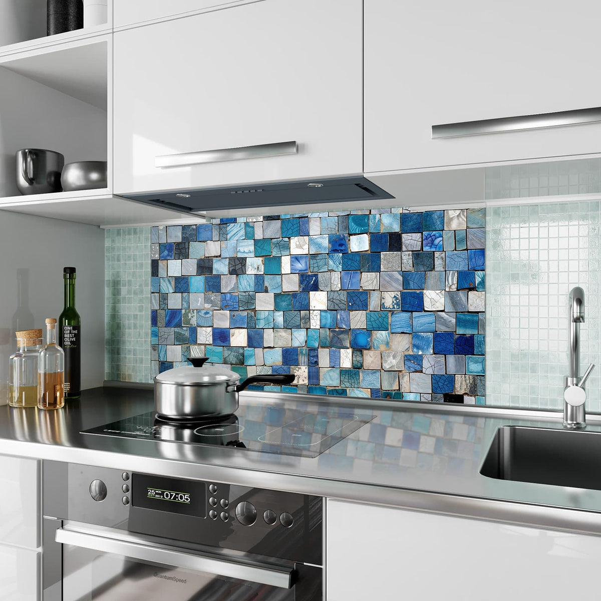Küchenrückwand aus Glas Blaue Marmorfliesen im Hochformat als Spritzschutz hinter dem Kochfeld, über dem Fliesenspiegel montiert