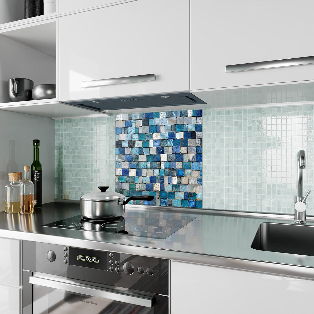 Küchenrückwand aus Glas Blaue Marmorfliesen im quadratischen Format als Spritzschutz hinter dem Kochfeld, über dem Fliesenspiegel montiert