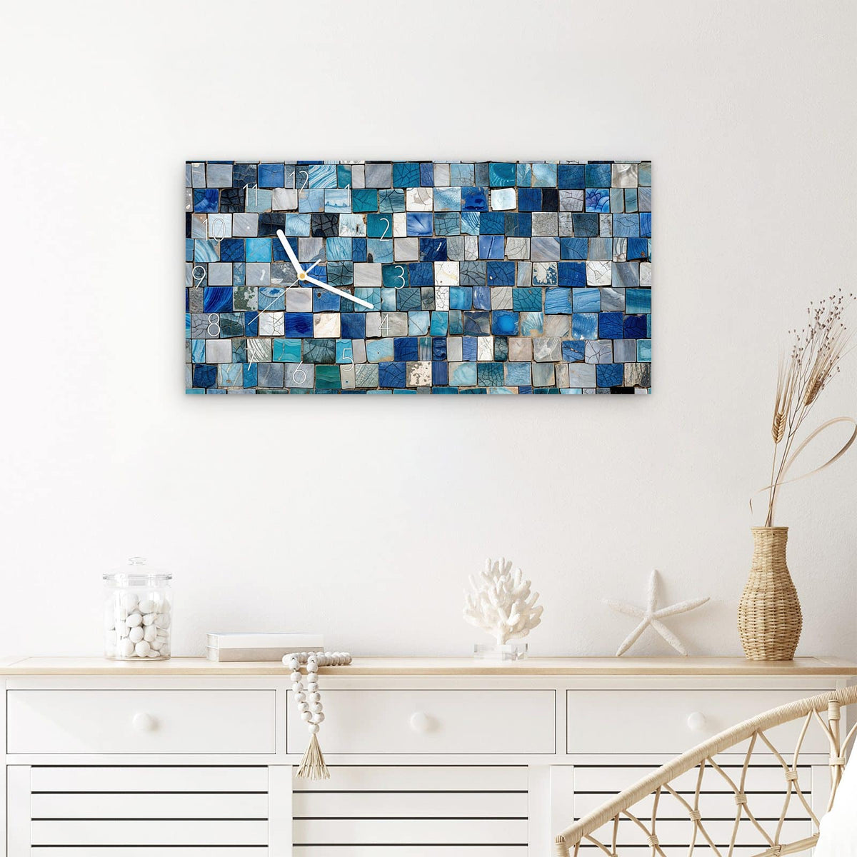 Wanduhr Mosaikfliesenmuster aus Glas – Querformat 60 × 30 cm – Quadratische Fliesen in Blau und Weiß