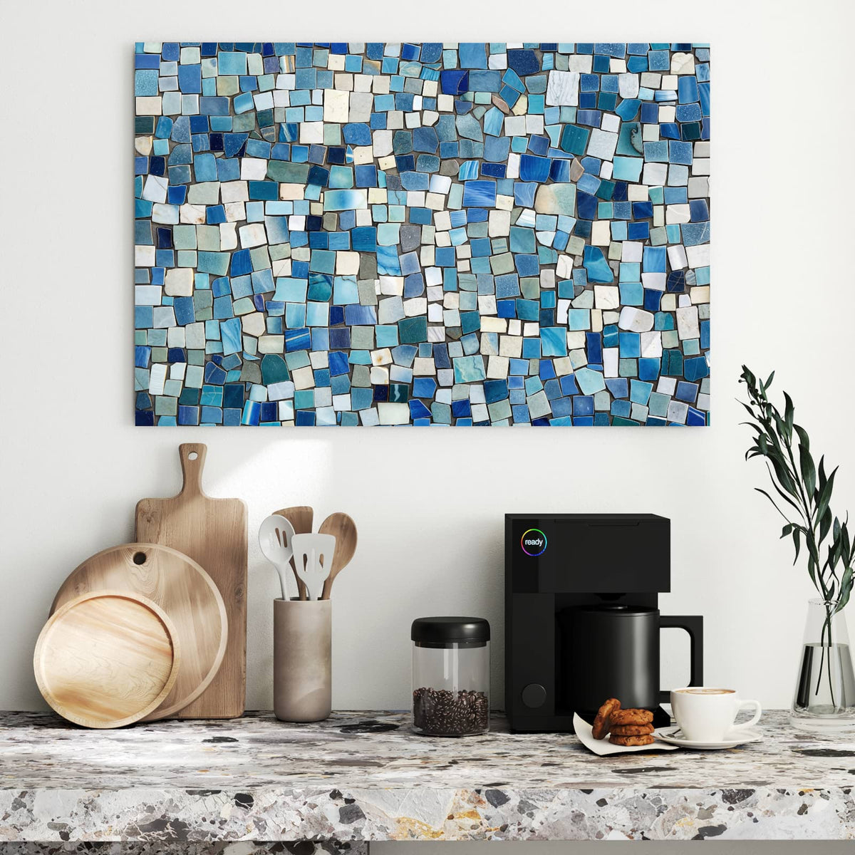 Mosaik aus unregelmäßig gebrochenen Steinchen in Blau, Türkis, Grau und Creme