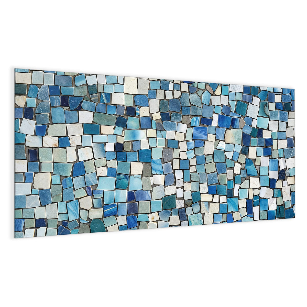 Mosaik aus unregelmäßig gebrochenen Steinchen in Blau, Türkis, Grau und Creme