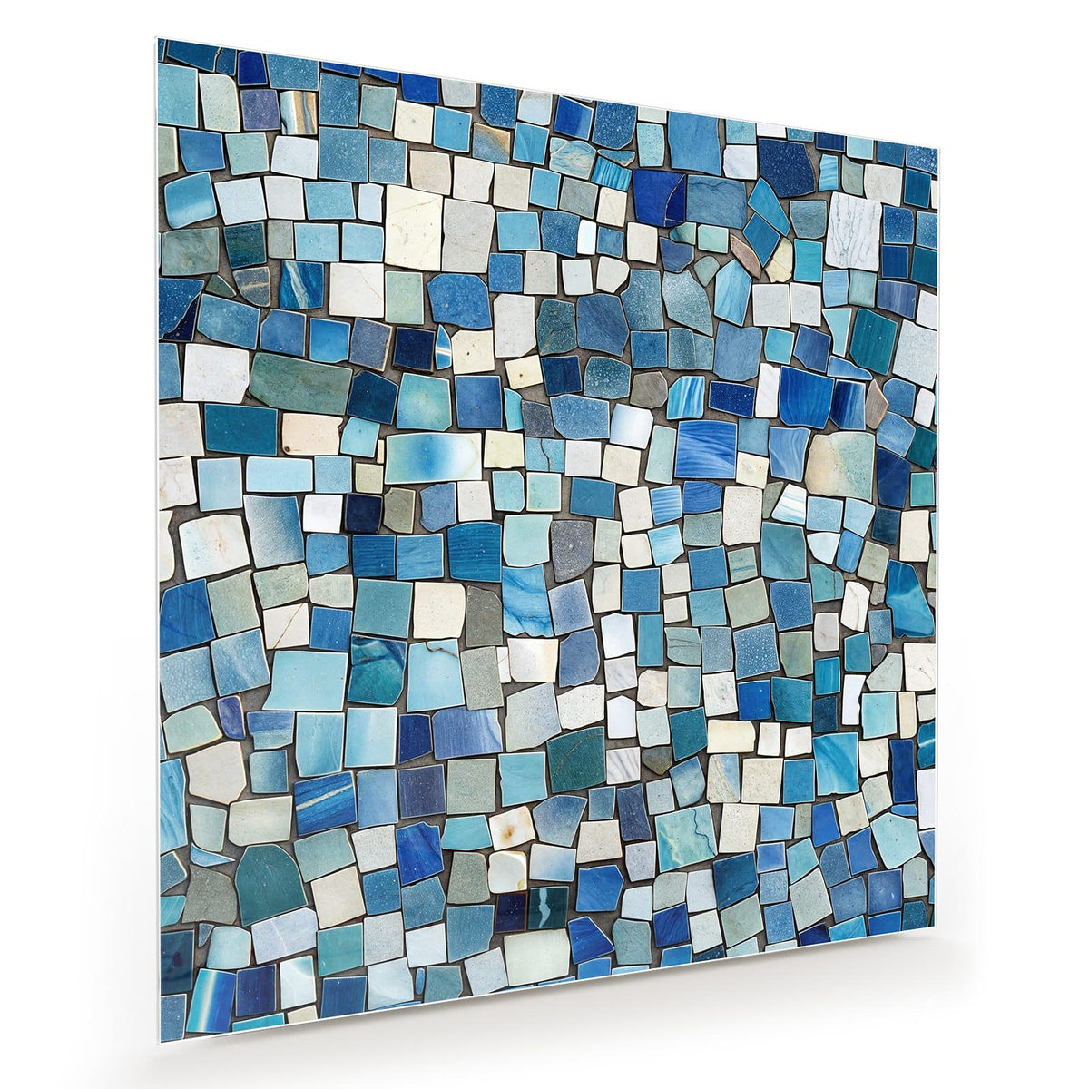 Mosaik aus unregelmäßig gebrochenen Steinchen in Blau, Türkis, Grau und Creme