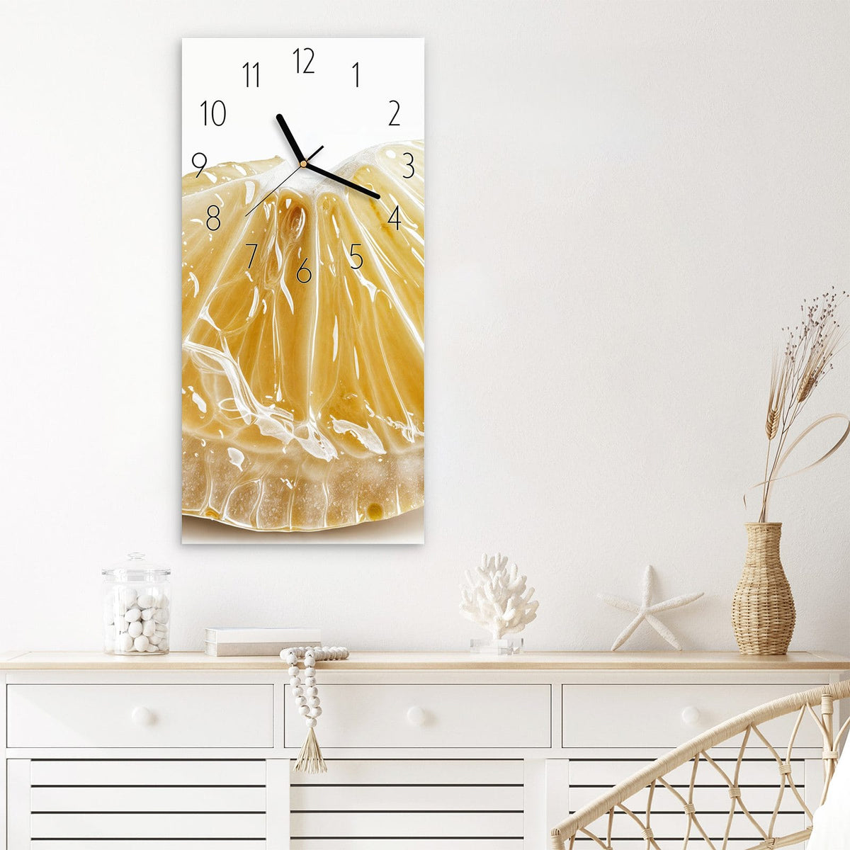 Wanduhr Zitronenscheibe aus Glas – Saftige Zitronenscheibe vor Cremeweiß