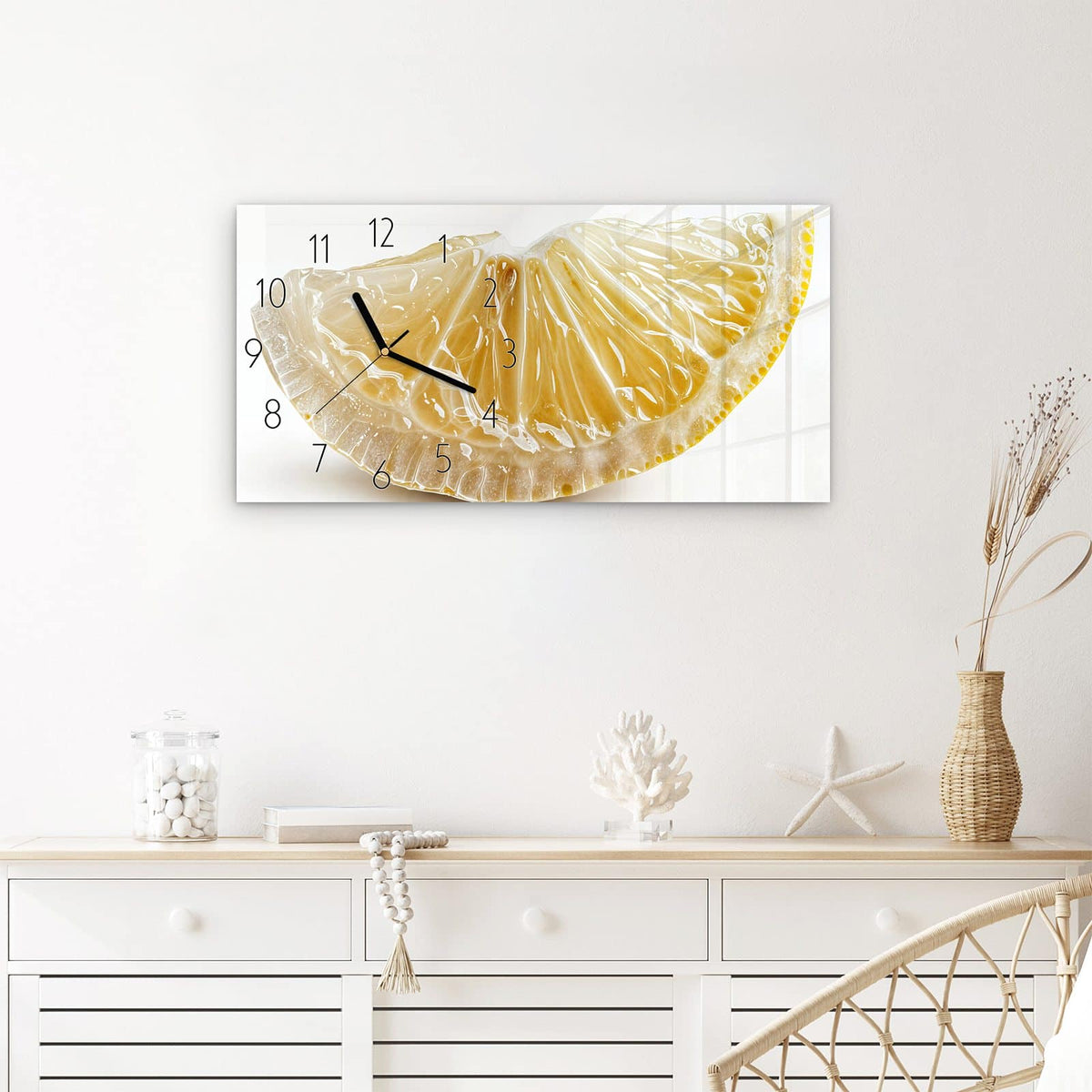 Wanduhr Zitronenscheibe aus Glas – Querformat 60 × 30 cm – Saftige Zitronenscheibe vor Cremeweiß
