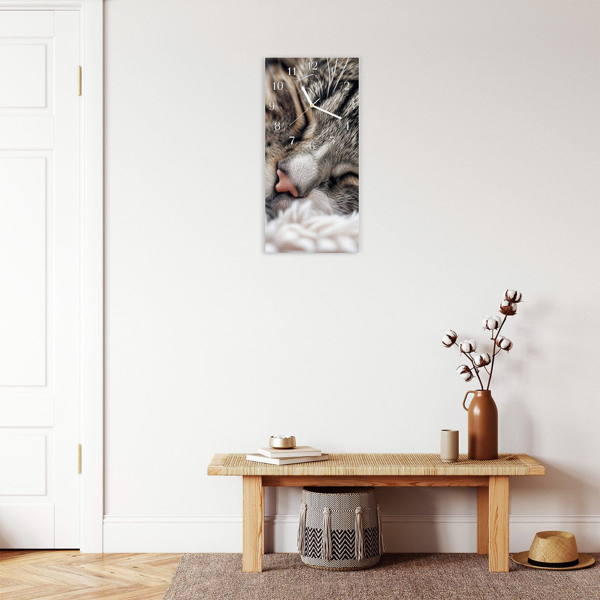 Moderne Wanduhr aus Glas mit Farbtiefe – Wanduhr Schlafende Katze aus Glas – Hochformat 30 × 60 cm