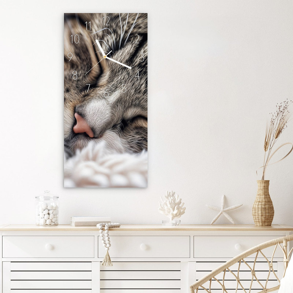 Wanduhr Schlafende Katze aus Glas – Schlummernde Katze in Nahaufnahme