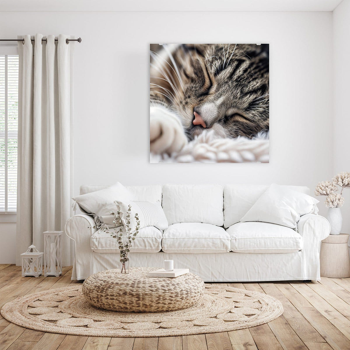 Glasbild Schlafende Katze an der Wand – Getigerte Katze schläft mit geschlossenen Augen, Kopf auf weißer Decke