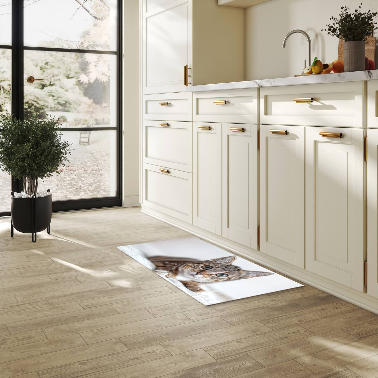 Rutschfester Teppich für Esstisch mit Motiv Süße Kleine Katze in heller Küche