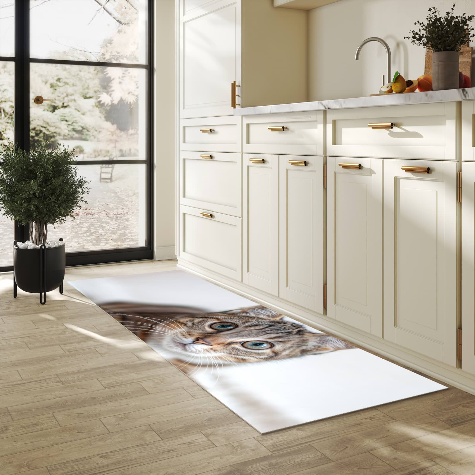 Feuchtigkeitsresistenter Küchenteppich mit Motiv Süße Kleine Katze in heller Küche