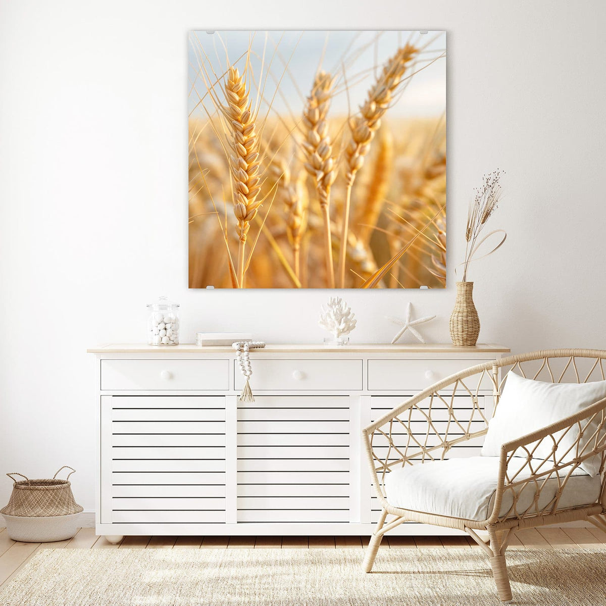 Glasbild Weizenähren am Himmel an der Wand – Goldene Weizenähren in Nahaufnahme vor hellem Himmel