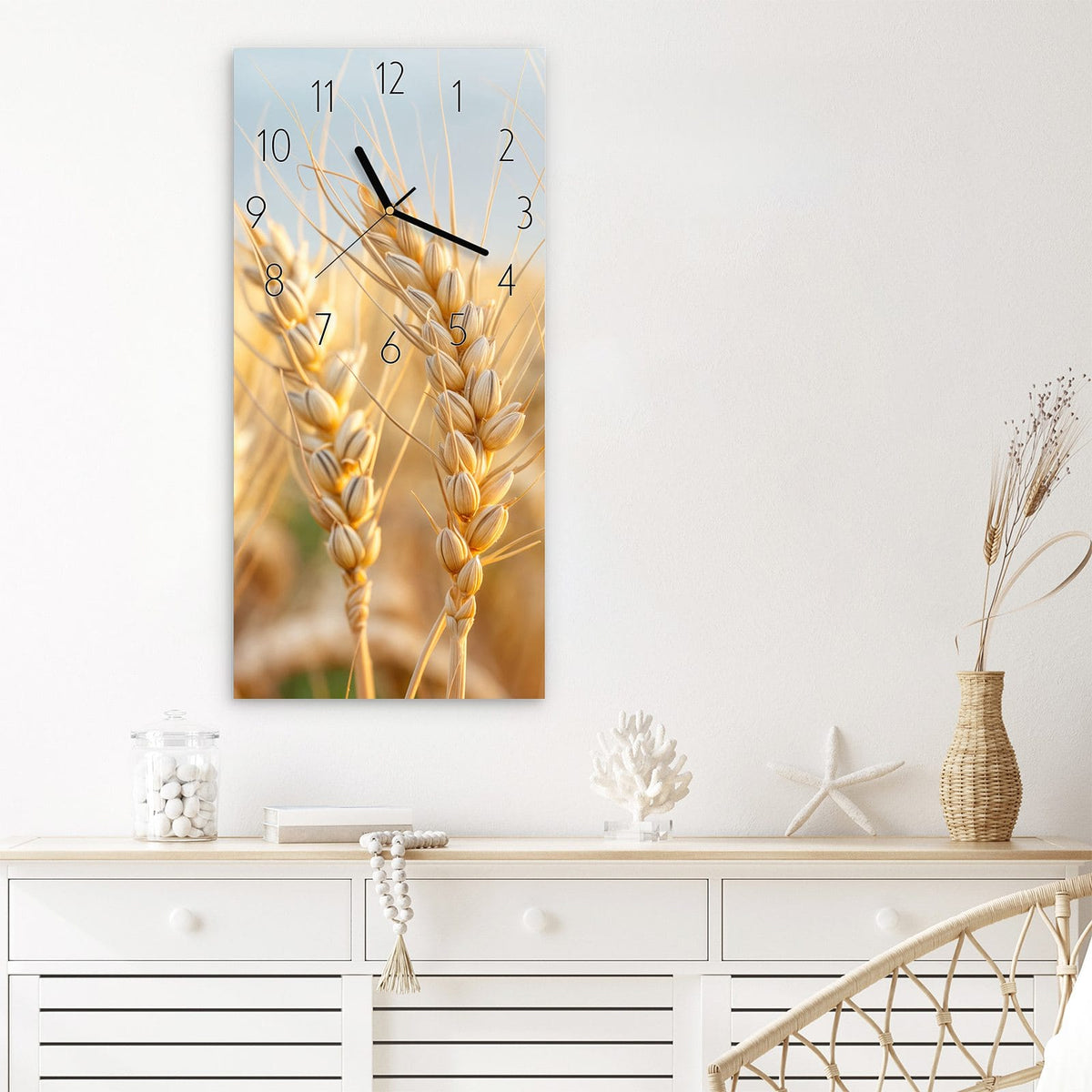 Wanduhr Weizenfeld aus Glas – Goldene Ähren unter blauem Himmel