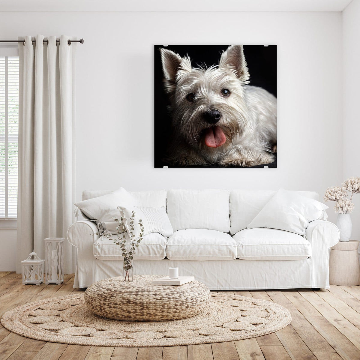 Glasbild Weißer Terrier an der Wand – Weißer West-Highland-Terrier mit herausgestreckter Zunge vor schwarzem Hintergrund