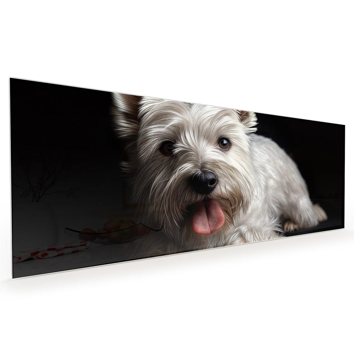 Küchenrückwand aus Glas im Hochformat: Weißer West-Highland-Terrier mit herausgestreckter Zunge vor schwarzem Hintergrund