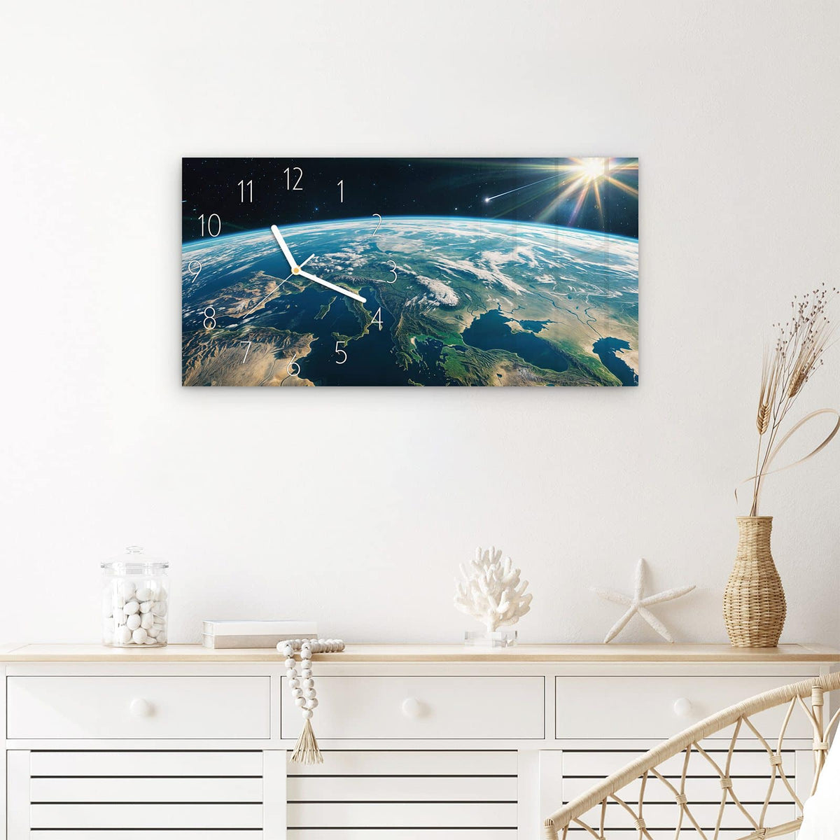Wanduhr Blick Auf Die Erde aus Glas – Querformat 60 × 30 cm – Blauer Planet mit Sonnenstrahl