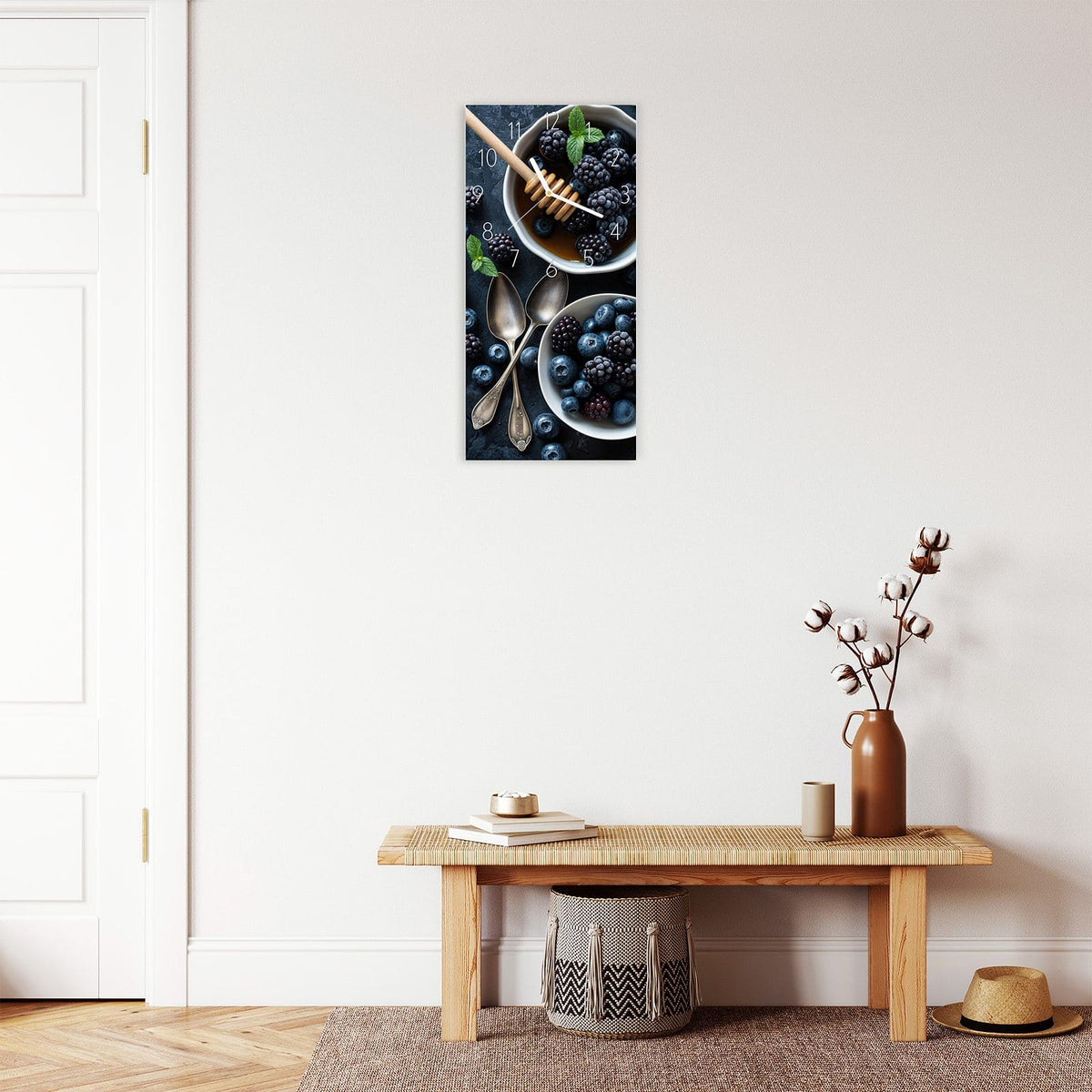 Wanduhr aus Glas im Hochformat Beeren mit Honig mit Ziffernblatt Elegant über einer Holzbank im Flur