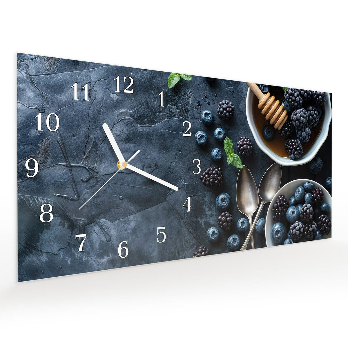 Vormontiert – mit Schwebeeffekt – Wanduhr Blaubeeren Stillleben aus Glas – Querformat 60 × 30 cm