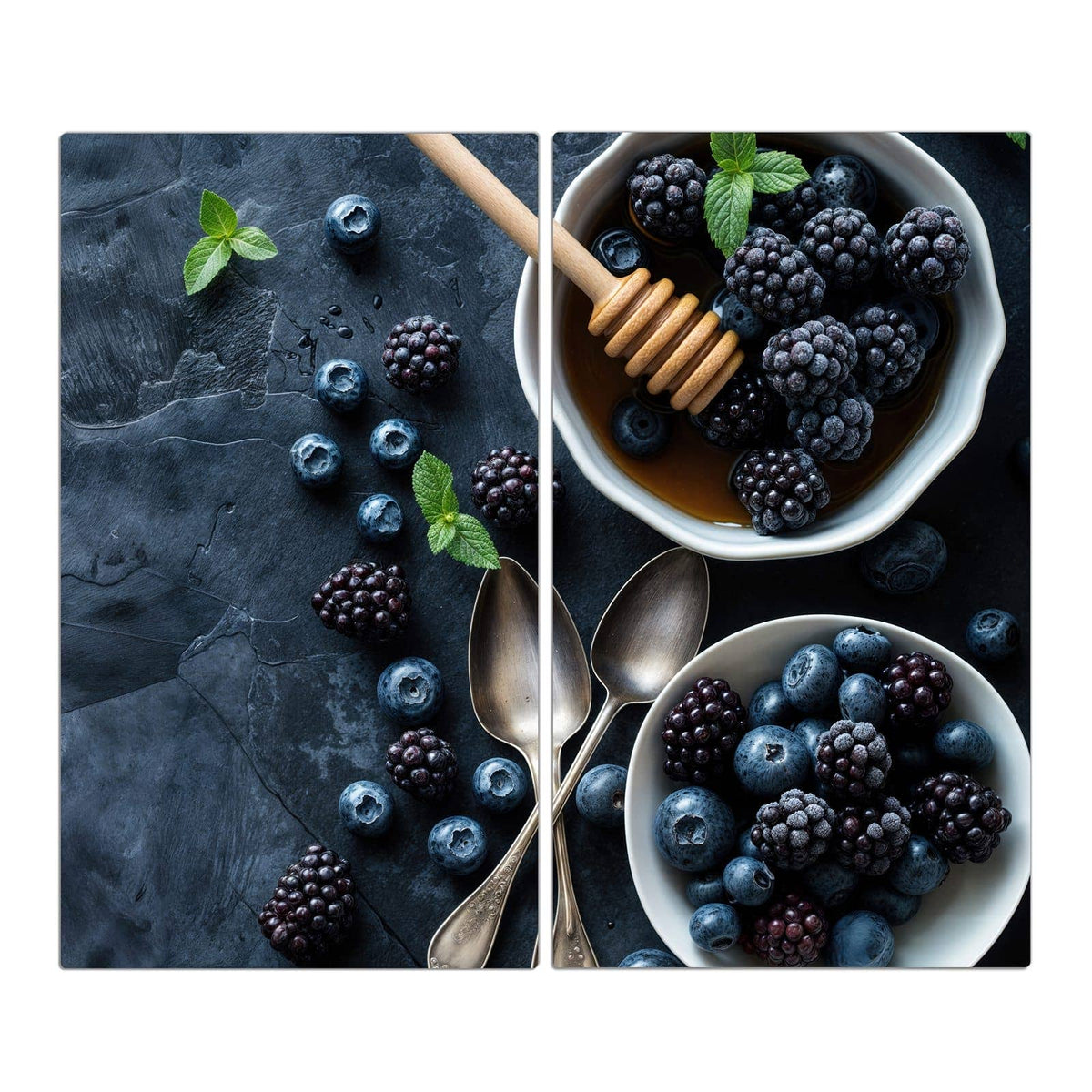 Zwei weiße Schalen mit Heidel- und Brombeeren, Honig mit Honiglöffel, Minze und alte Löffel auf dunklem Schiefer.