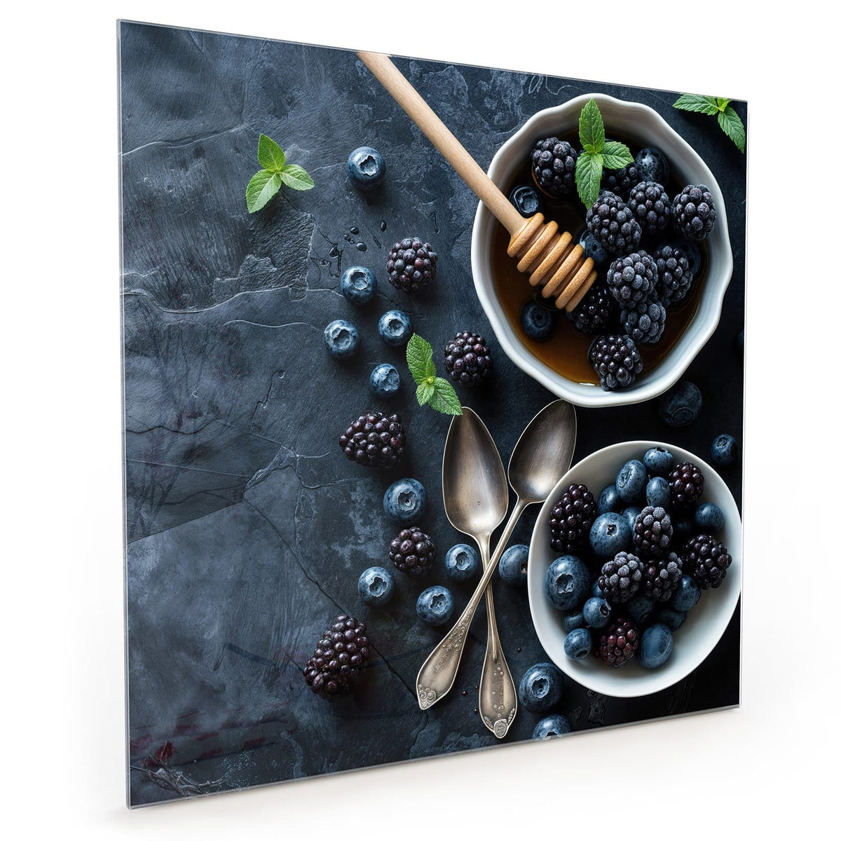 Küchenrückwand aus Glas im quadratischen Format mit Motiv Beeren mit Honig: Zwei weiße Schalen mit Heidel- und Brombeeren, Honig mit Honiglöffel #grösse_40 x 40 cm #grösse_50 x 50 cm #grösse_60 x 60 cm