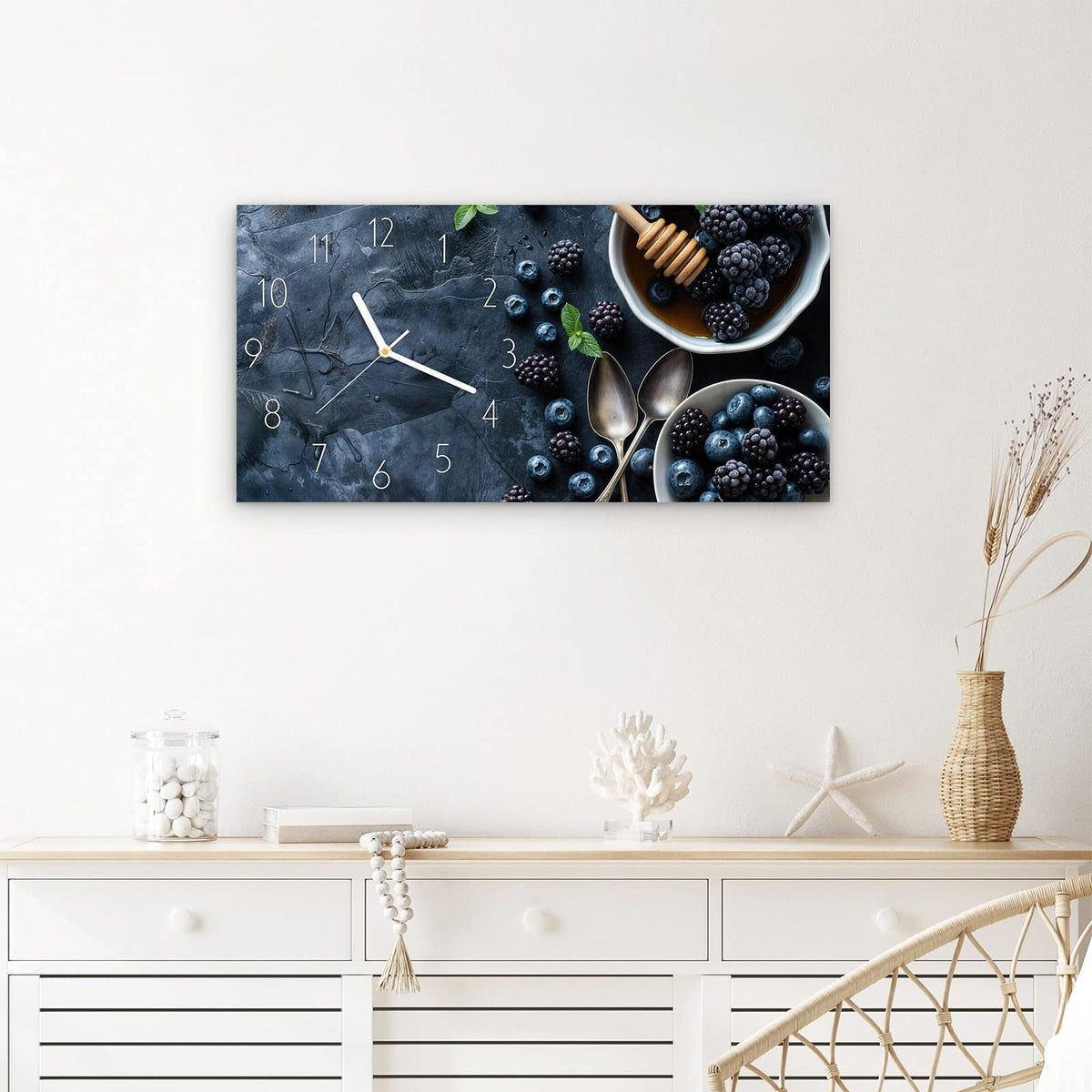 Wanduhr Blaubeeren Stillleben aus Glas – Querformat 60 × 30 cm – Schalen voller Heidelbeeren und Brombeeren