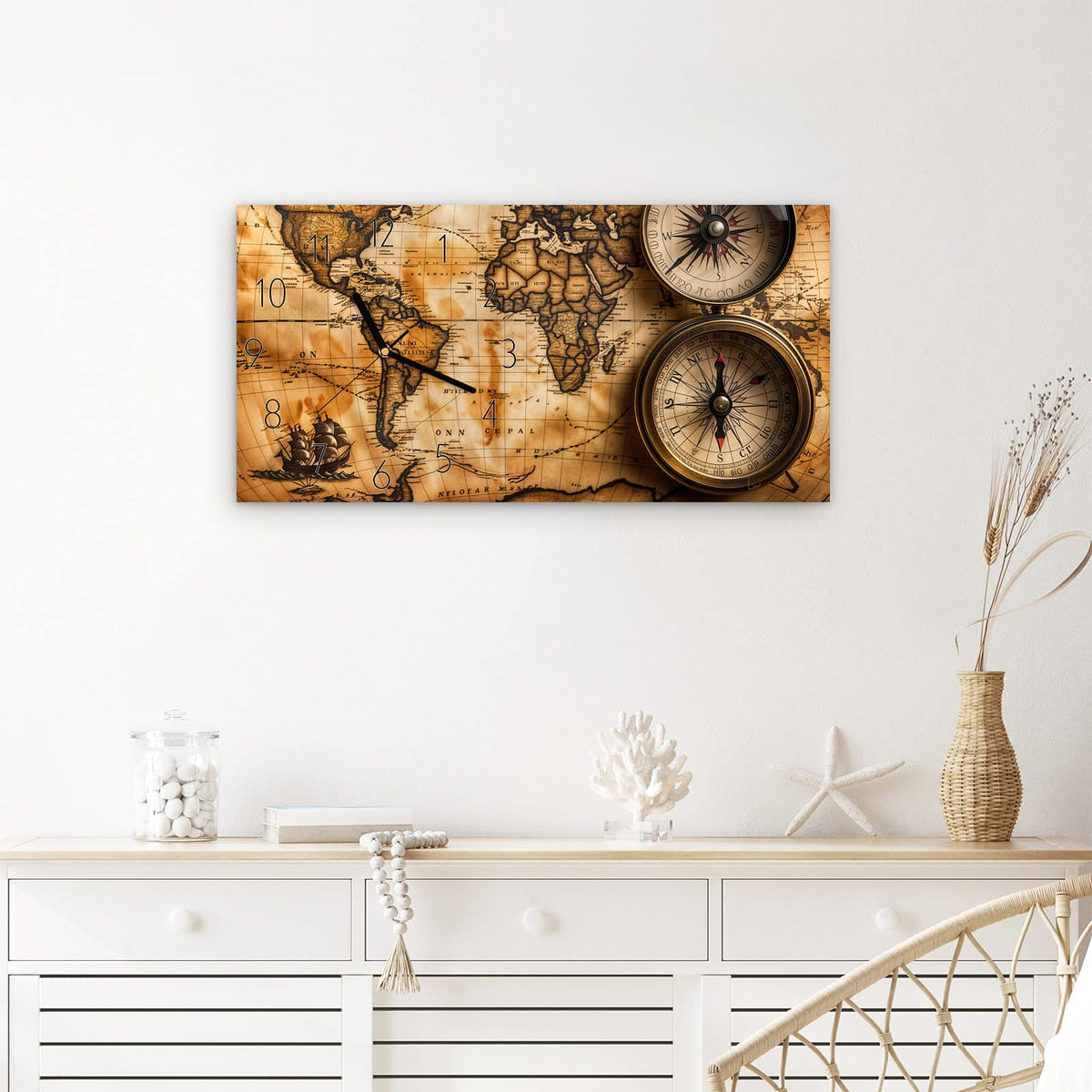 Wanduhr Weltkarte mit Kompassen aus Glas – Querformat 60 × 30 cm – Antike Weltkarte mit zwei Kompassen