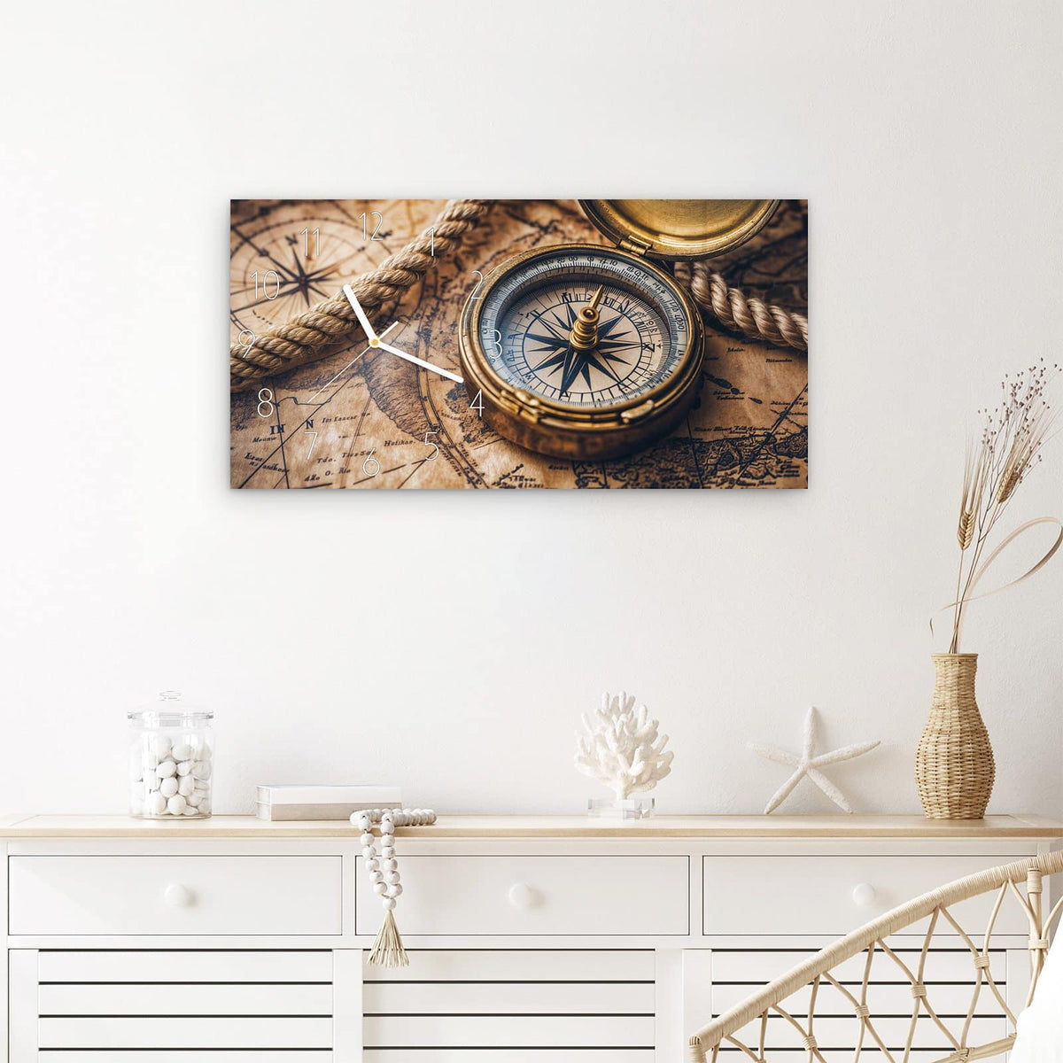 Wanduhr Kompass auf Karte aus Glas – Querformat 60 × 30 cm – Goldener Kompass auf alter Karte