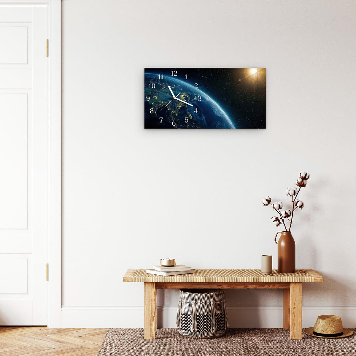 Moderne Wanduhr aus Glas mit Farbtiefe – Wanduhr Erde bei Nacht aus Glas – Querformat 60 × 30 cm