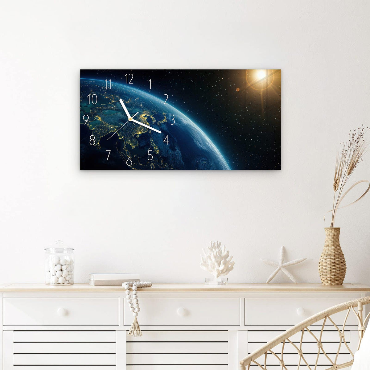 Wanduhr Erde bei Nacht aus Glas – Querformat 60 × 30 cm – Leuchtende Städte auf nächtlicher Erde