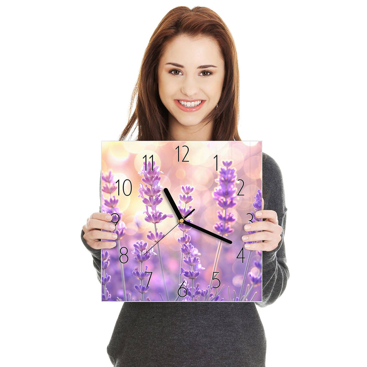 Moderne Wanduhr aus Glas mit Farbtiefe – Wanduhr Lavendel im Gegenlicht aus Glas – Quadratisch 30 × 30 cm
