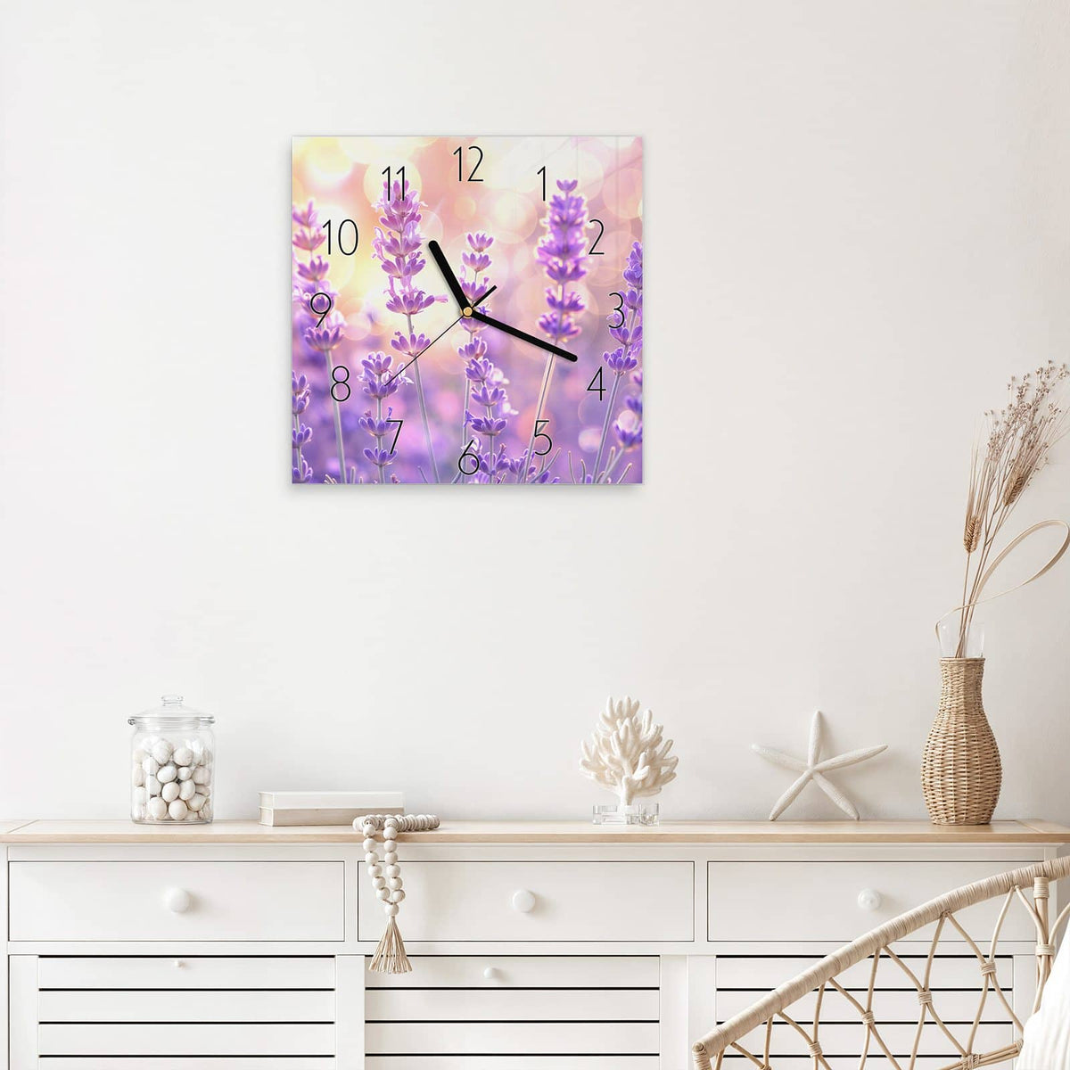 Wanduhr Lavendel im Gegenlicht aus Glas – Quadratisch 30 × 30 cm – Lavendelblüten vor warmem Bokeh