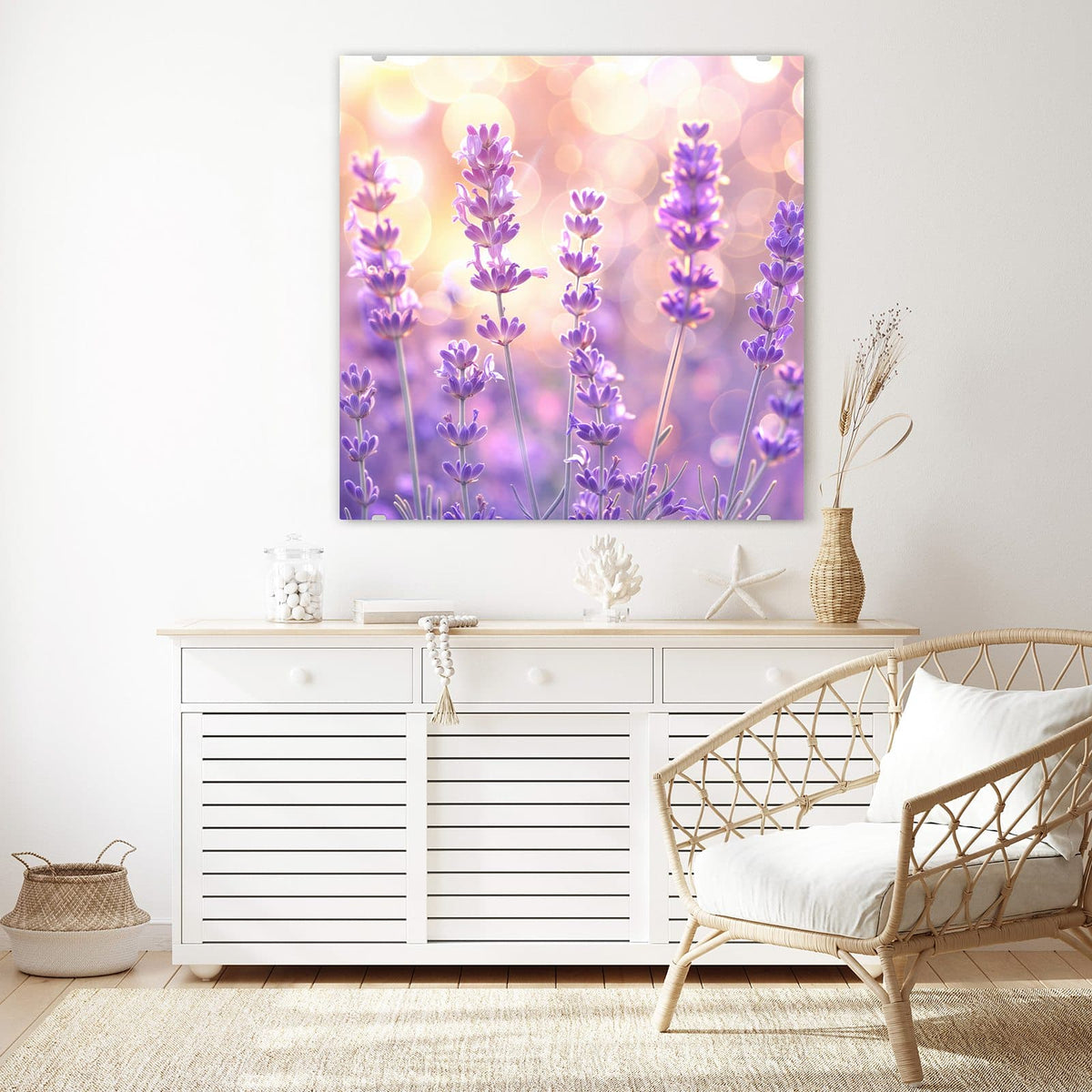 Glasbild Lavendel im Gegenlicht an der Wand – Einzelne Lavendelstängel mit violetten Blüten vor goldenem Bokeh, kein Feld