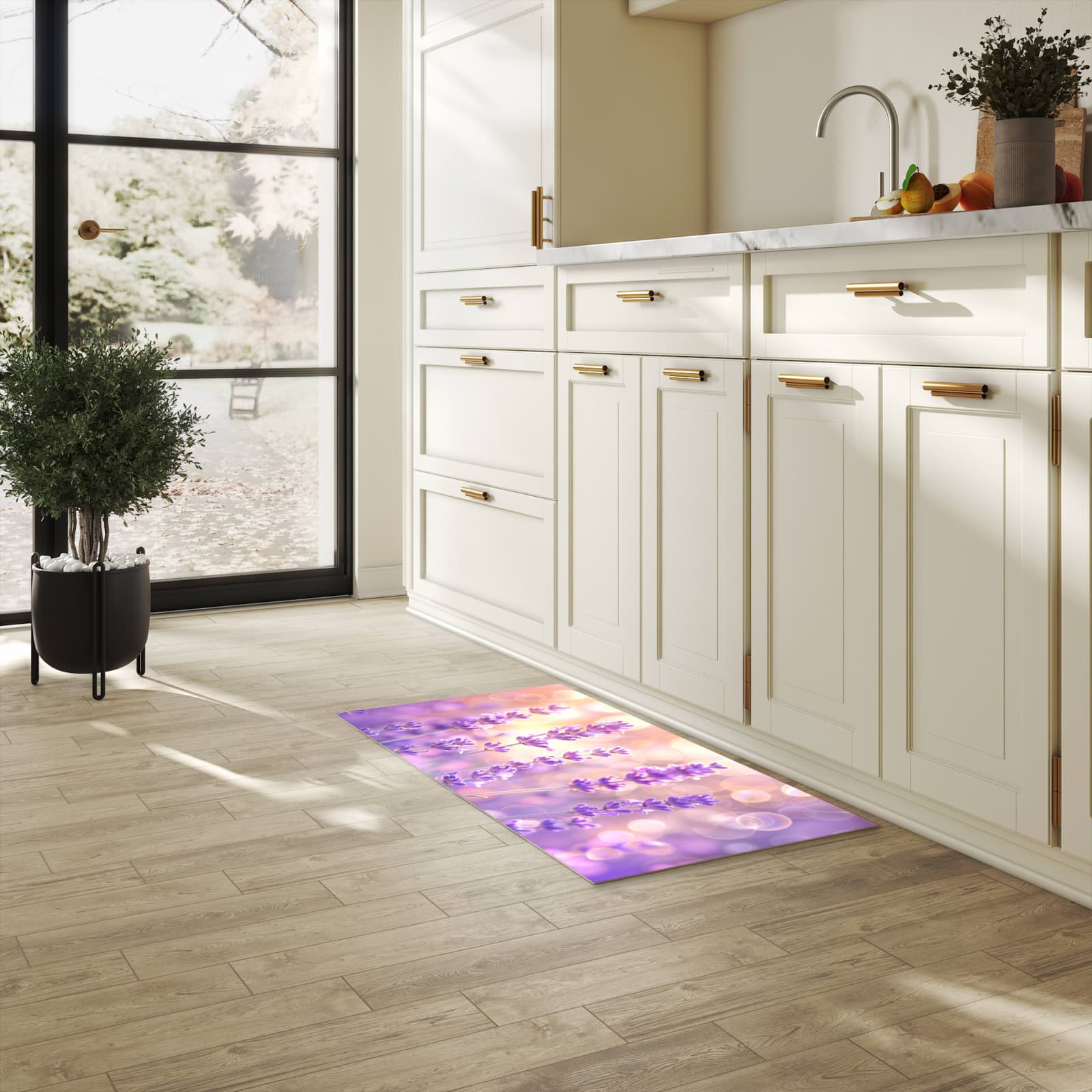 Komfortabler langer Teppich mit Motiv Lavendelblütenfeld in heller Küche