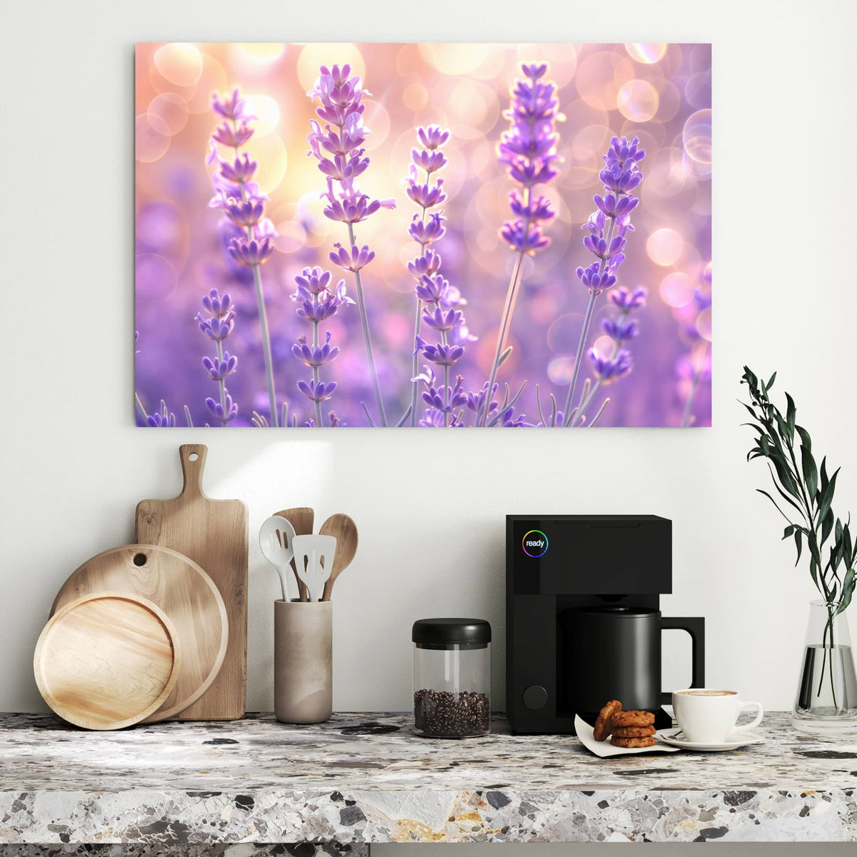 Einzelne Lavendelstängel mit violetten Blüten vor goldenem Bokeh, kein Feld