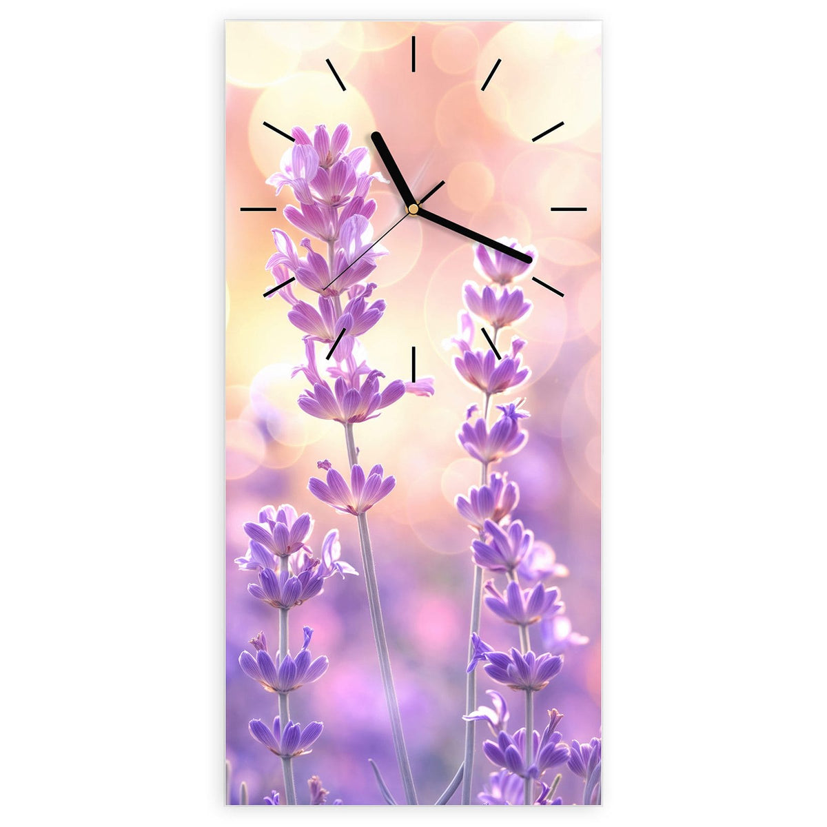 Wanduhr aus Glas, Ziffernblatt Linie mit Motiv Lavendel im Gegenlicht: Einzelne Lavendelstängel mit violetten Blüten vor goldenem Bokeh, kein Feld