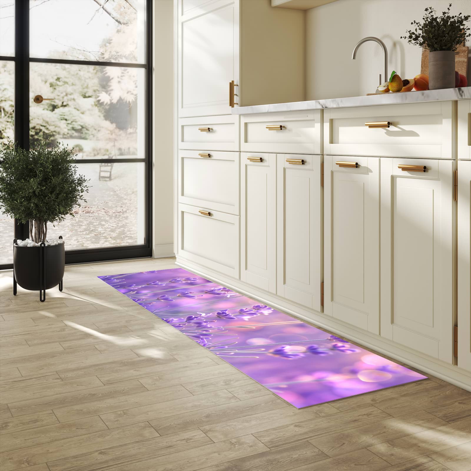 Dünner Küchenteppich mit Motiv Lavendelblütenfeld in heller Küche für angenehme Haptik