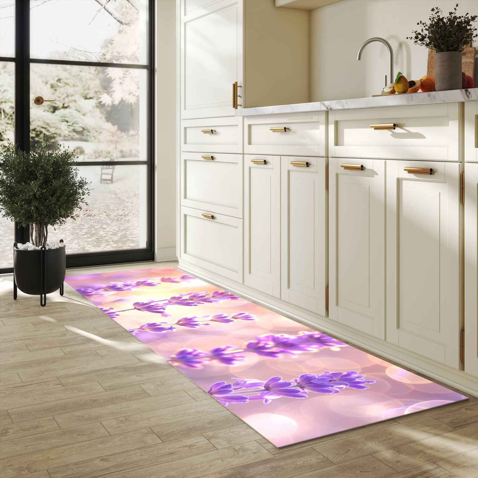 Feuchtigkeitsresistenter Bodenläufer mit Motiv Lavendelblütenfeld in heller Küche