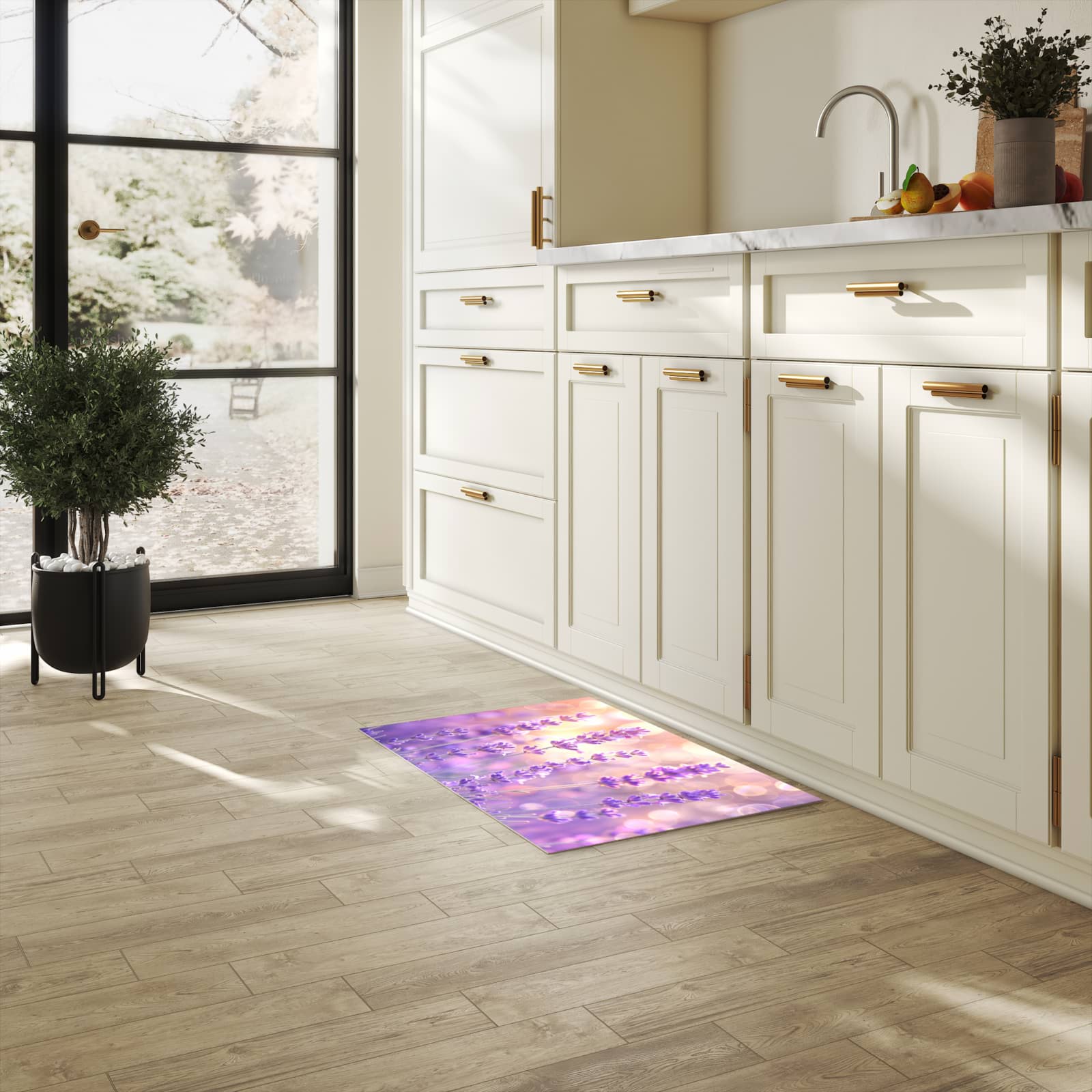 Waschbarer Teppich fürs Esszimmer mit Motiv Lavendelblütenfeld in heller Küche