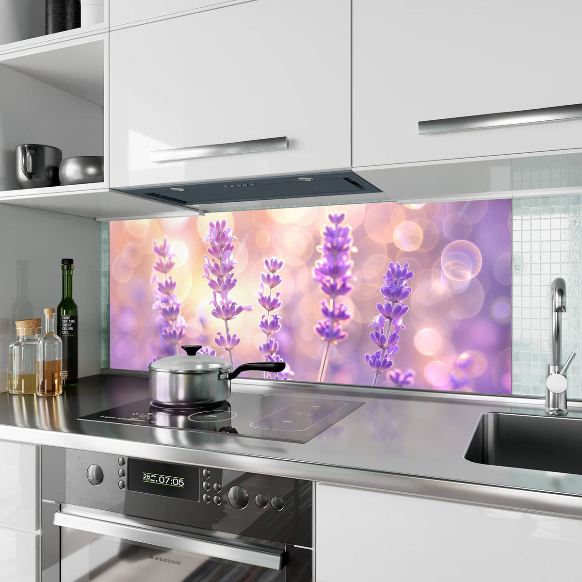 Küchenrückwand Lavendel im Gegenlicht aus Glas – Lavendelblüten vor warmem Bokeh